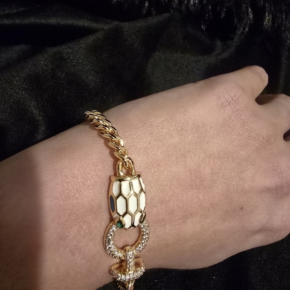 21kgp Dubai Jewelry Elegant Gold Bracelet with Green Accents - Picture 6 of 13